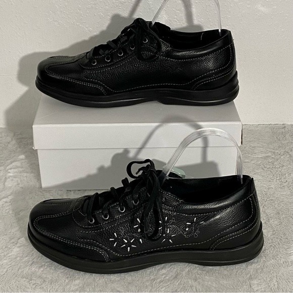 NEW Apex Robyn Petal Sneakers Women’s Size 9.5 Black Leather Cut Out Flowers - Picture 2 of 16